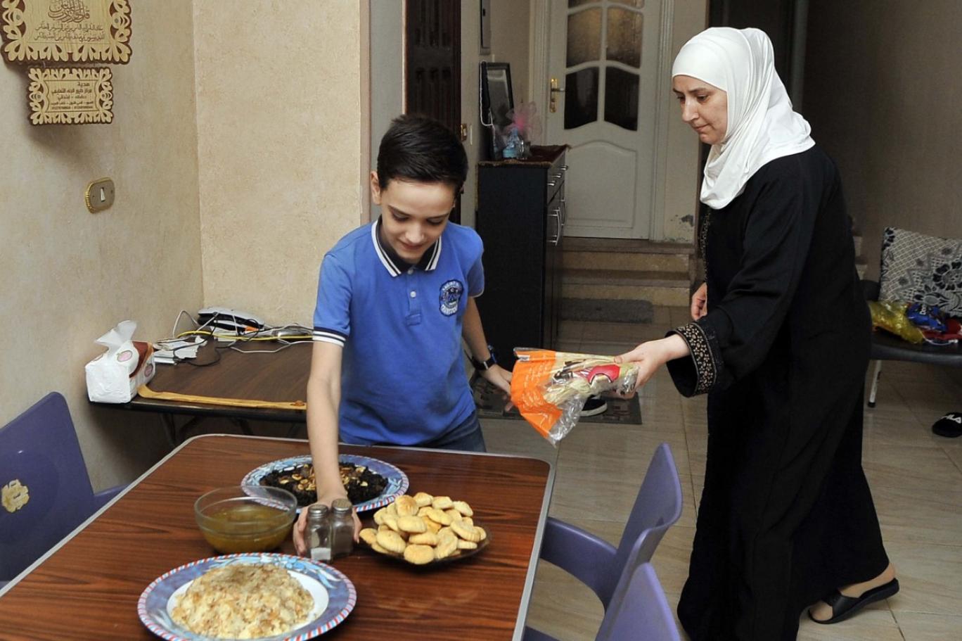  تتبادل العائلات الزيارات خلال أيام العيد... وتحضر الأطباق المميزة من كل بلد